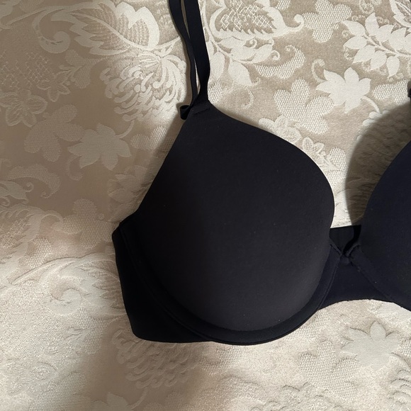 SKIMS 32C T-Shirt Bra in Onyx - Picture 4 of 6